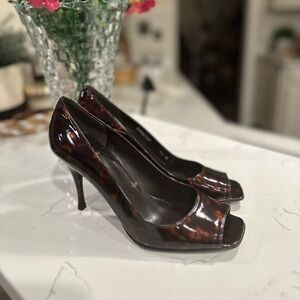 ⭐️⭐️ Stuart Weitzman patent leather tortoise shell print peep toe pump sz 7.5 N